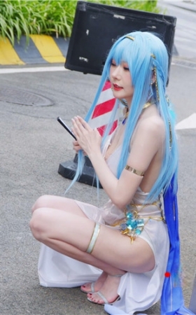 蓝发coplay小姐姐