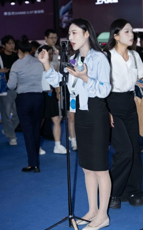 LB309-76P 成都车展-极品肉丝美腿高颜值女主播