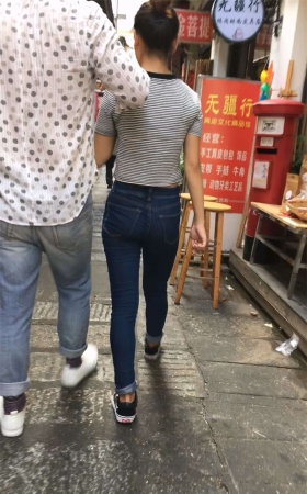 蓝色牛仔裤紧身性感好看