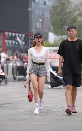 戴着鸭舌帽的小妹