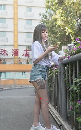 （视频）牛仔热裤小妹
