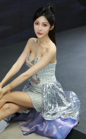 低胸吊带裙甜美小姐姐 【图片➕视频】 [19P]