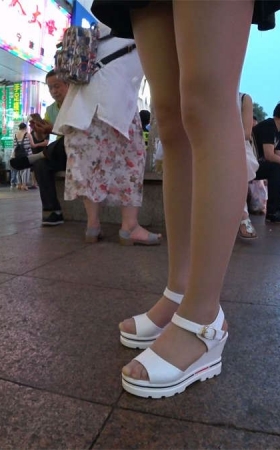 街拍白色高跟肉色丝袜黑色超短裙性感美腿美眉