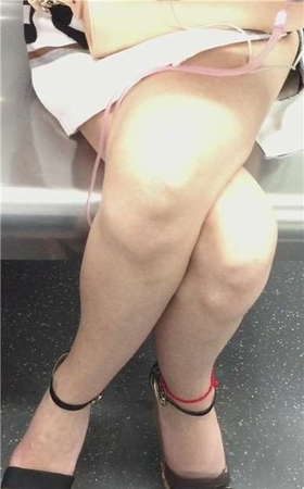 地铁上偶遇可爱小清新萌妹子