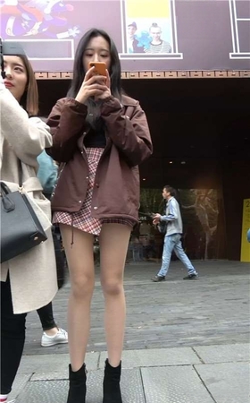 性感的丝袜美腿街拍美女 [1.32 GB/MP4]