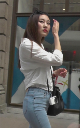 漂亮的蓝色浅牛气质美女