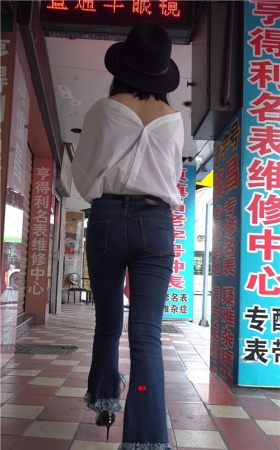 戴着黑色帽子的牛仔紧身裤美女