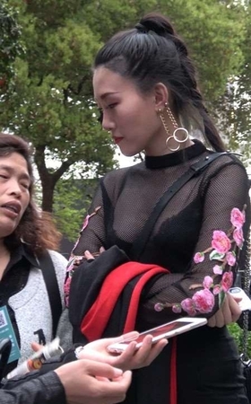 4k-街拍黑色透视装性感美女姐姐 [1.78 GB]