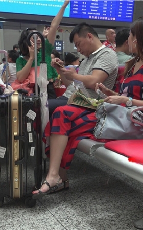 听歌的漂亮美足小姐姐