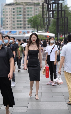 黑色吊带裙美女