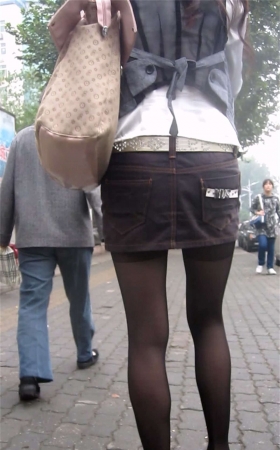 街边高技术正拍黑丝妹大腿