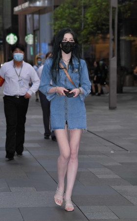 牛仔裙白腿美女 [20P]