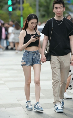街拍夏日清凉热裤火辣女友 [19P]