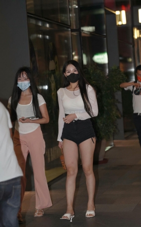 夜拍热裤美腿小妹 part1 [14P]