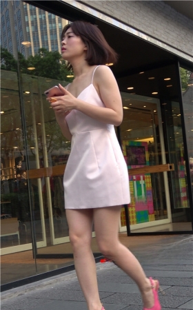 吊带白裙美女