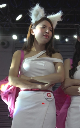 漂亮的白裙美女模特
