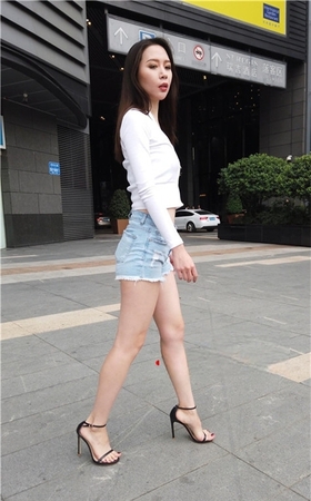 （视频）牛仔热裤月牙小姐姐