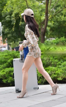 即将远行的白皙长腿美女 [22P]