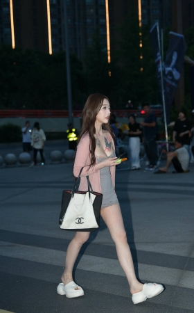夜拍性感超短裙小妹 [17P]