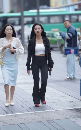 街拍黑衣黑裤美眉 [20P]