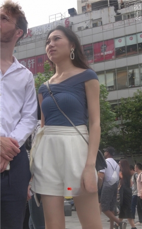 和老外男友逛街的高腰短裤美女