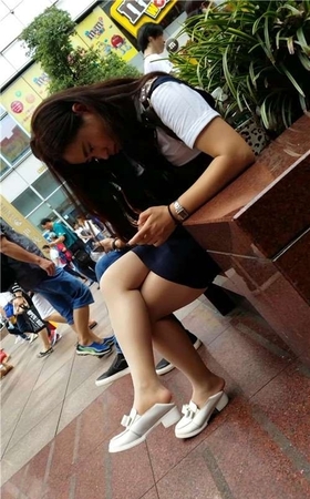 花圃边的街拍肉丝袜白鞋MM