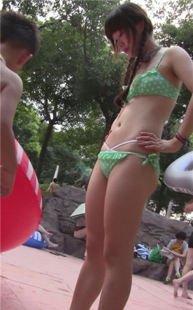 小美女的绿色斑点泳装