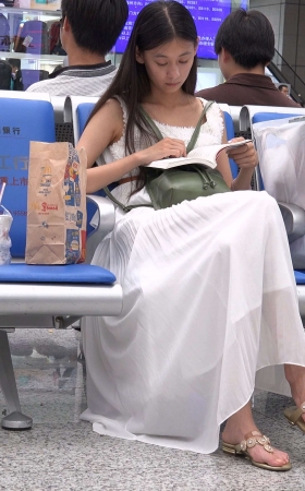 候车时也认真学习的美女