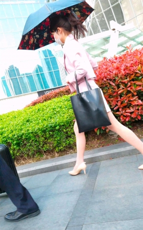 蓝色热裤牛仔短裤妹子