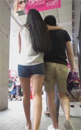 牛仔短裤长腿小姐姐