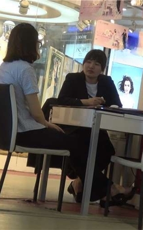 4k-化妆品点的黑色高跟裸足美女销售