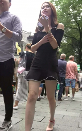 黑色连衣裙街拍甜美可人大美女