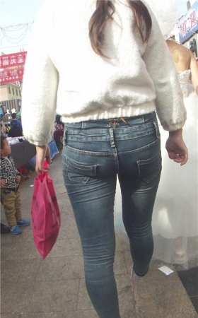 白衣牛仔紧身裤妹子
