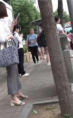 等公交的鲜嫩玉足，凉高跟MM