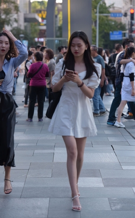 漂亮的白裙小姐姐