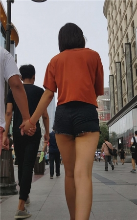 黑色短裤月牙小妹