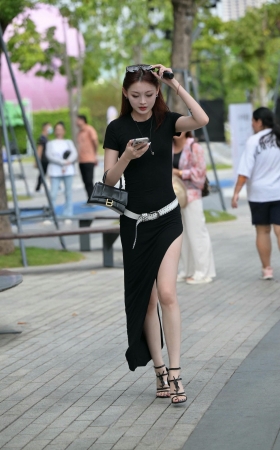 黑色裙开衩裙时尚美女 [19P]
