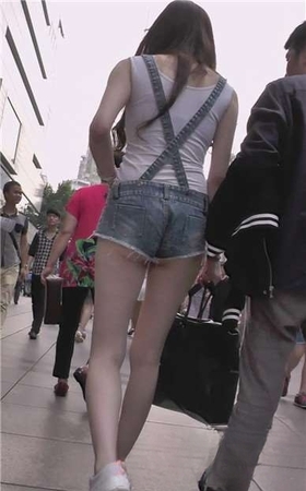 街拍背带牛仔热裤白色运动鞋甜美女孩[1.44 GB]