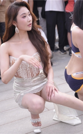 性感的白皙美女【套图+视频】