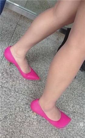 粉色尖嘴高跟鞋肉色丝袜玉足美女