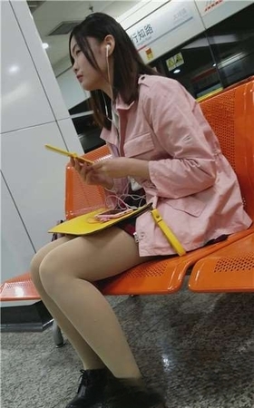 4k-高铁站候车室偶遇小眼睛小妹妹，不断照镜子补补妆。