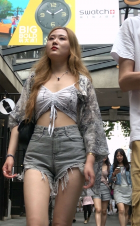 露脐的小蛮腰热裤美女