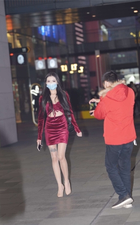 亮眼红裙