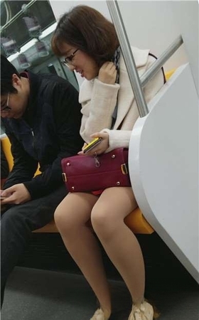 4k-地铁上偶遇肉丝美足可爱眼镜妹