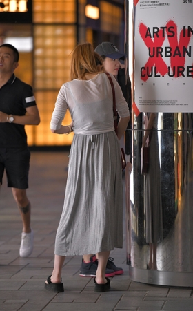 夜拍买香水的少妇