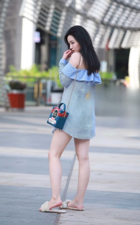 摆拍的妩媚女孩 [12P]