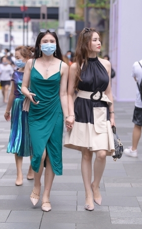 性感吊带倆闺蜜~