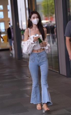 抹胸紧牛美女 [22P]