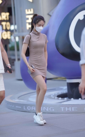 苗条的短裙小姐姐 [19P]
