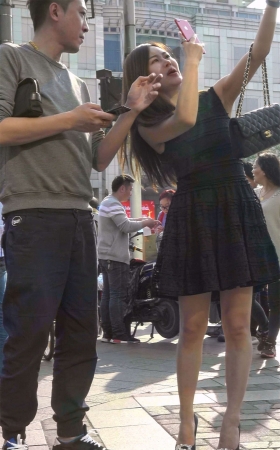 黑色连衣裙高跟鞋美女